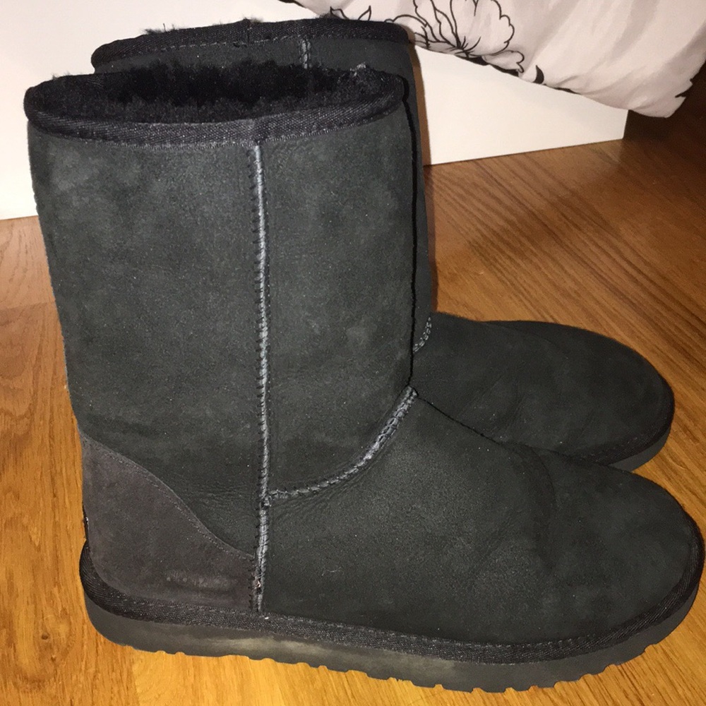 Black short ugg boots